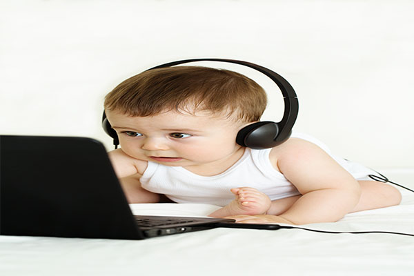 I bambini più piccoli sono più vulnerabili agli effetti negativi della TV. Cosa devono fare i genitori