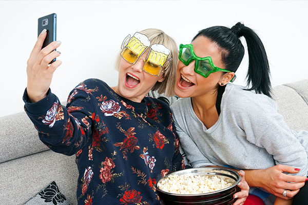 In aumento i disturbi alimentari tra gli adolescenti. Colpa dell’uso dello smartphone a tavola?