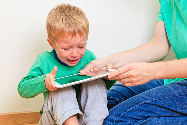 Prima educhiamo i genitori, poi diamo gli smartphone ai bambini piccoli