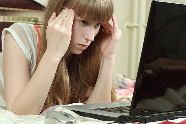 Esiste una relazione tra l’abuso di internet e del cellulare e i disturbi psicosomatici?