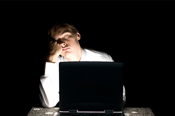Le notti insonni degli adolescenti impegnati tra social e chat: il vamping